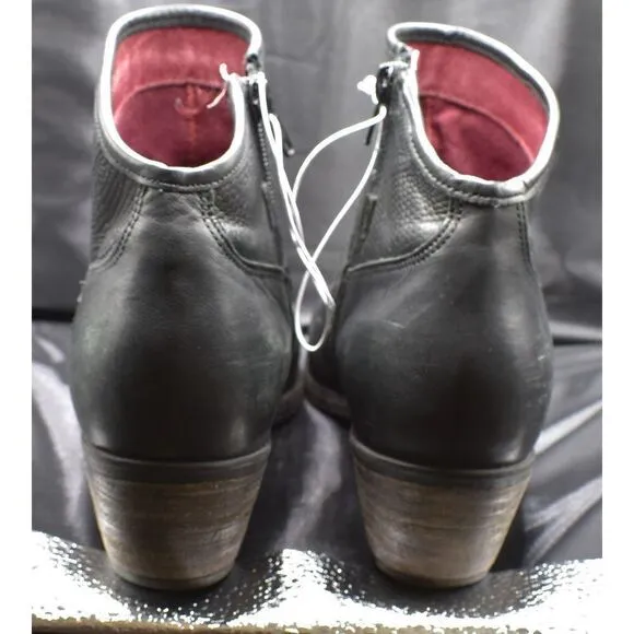 Sleek Leather Ankle Boots with Textured Panels Size 40‎