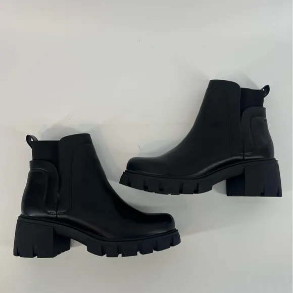 Soda Rita black lug sole chelsea ankle booties size 7.5 boots