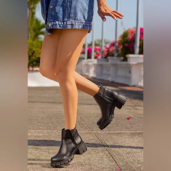 Soda Rita black lug sole chelsea ankle booties size 7.5 boots