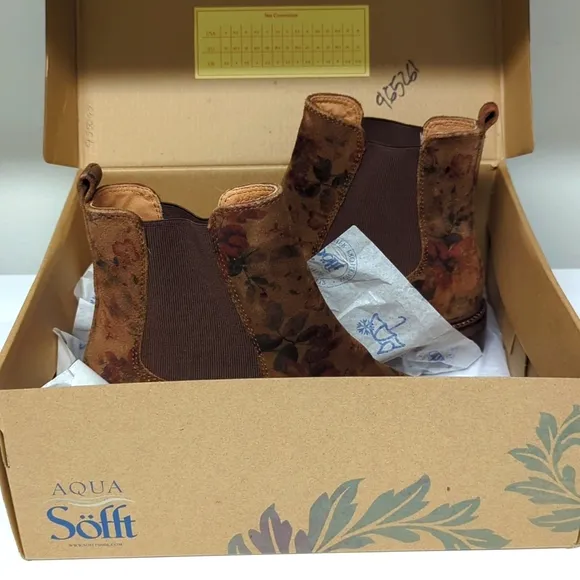 Sofft Pamela Brown Floral Waterproof 9.5 nib
