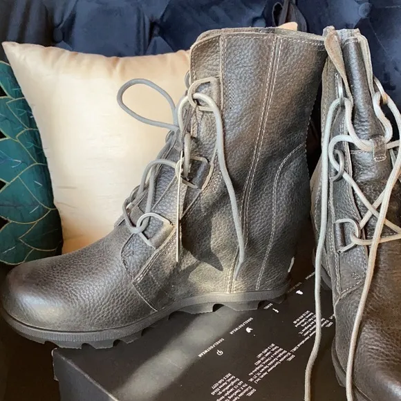 Sorel Joan of Artic Grey Boots SZ 10.5 NEW
