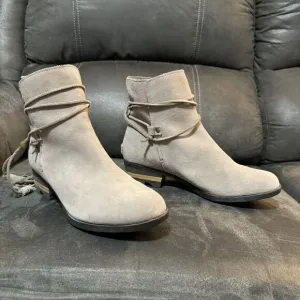 Sorel Women's Tan Suede Boots Size 10 - Farah - Chunky Heel, Strand &amp; Tassel