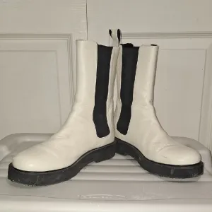 STAUD &quot;Palamino&quot; leather pull-on boots -chunky soles- cream / black-EU 39 / 8-8½