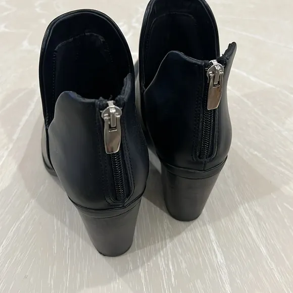 Steve Madden Alyse Side Cut Leather Bootie Black  Block Heel Pointy Boots