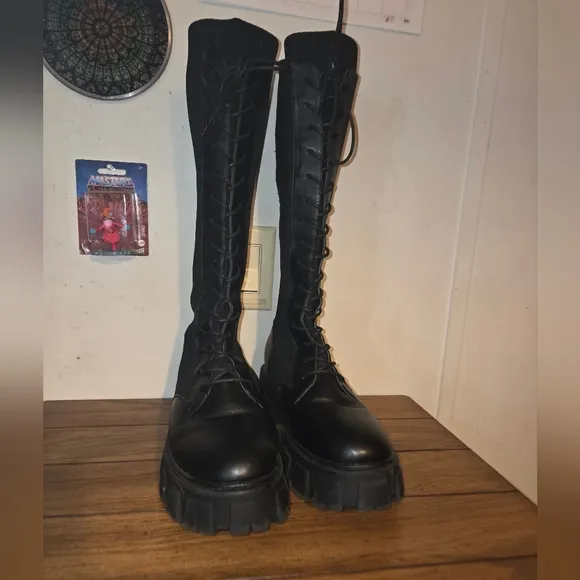 Stretch calf combat style boots