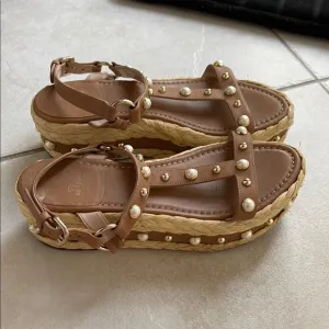Stuart weitzman beraffia studded platform sandals size 8