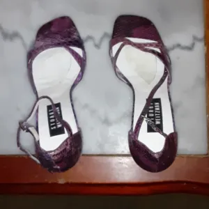 Stuart Weitzman leather sole and snakeskin sz 7.5