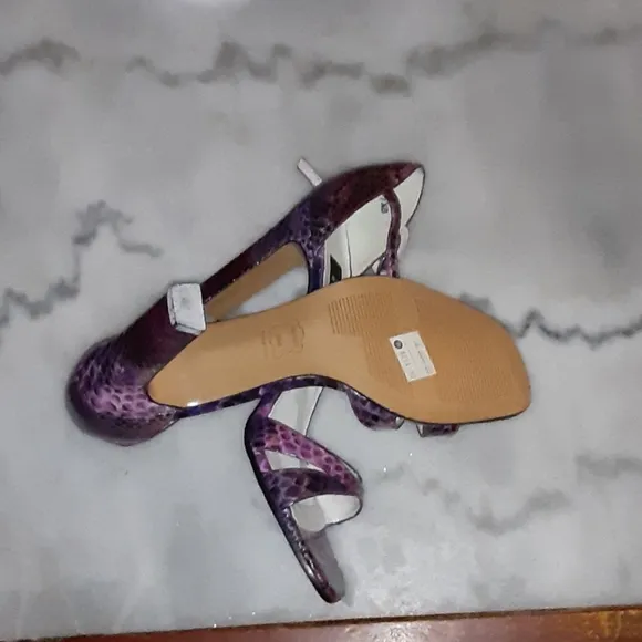 Stuart Weitzman leather sole and snakeskin sz 7.5