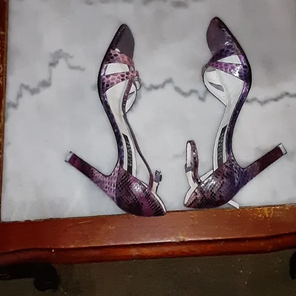 Stuart Weitzman leather sole and snakeskin sz 7.5