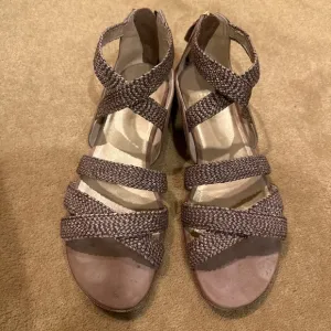 STUART WEITZMAN SIZE 10 NUBUCK SUEDE  GLADIATOR SANDALS WITH GOLD BACK ZIP