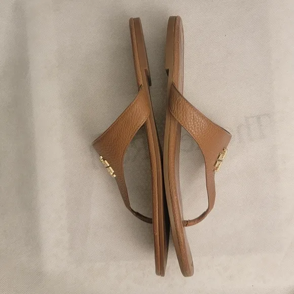 Tory Burch Womens 7M Metal Logo Tan Embossed Leather Thongs Sandals