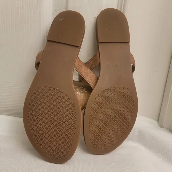 Tory Burch Womens 7M Metal Logo Tan Embossed Leather Thongs Sandals