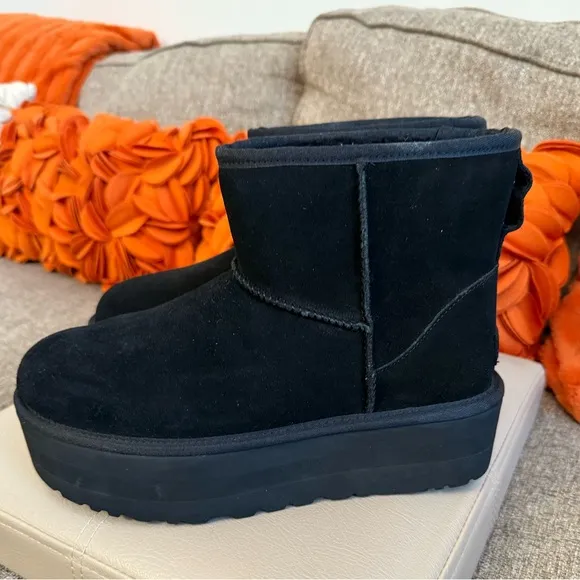 ❣️🆕UGG Black Suede Classic Mini Platform Boots❣️
