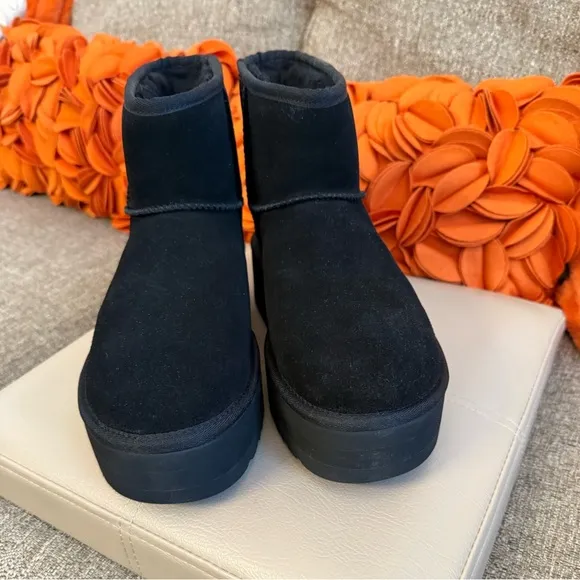 ❣️🆕UGG Black Suede Classic Mini Platform Boots❣️
