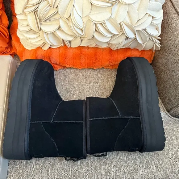❣️🆕UGG Black Suede Classic Mini Platform Boots❣️