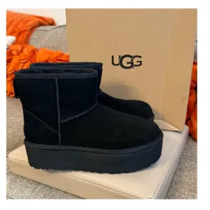 ❣️🆕UGG Black Suede Classic Mini Platform Boots❣️