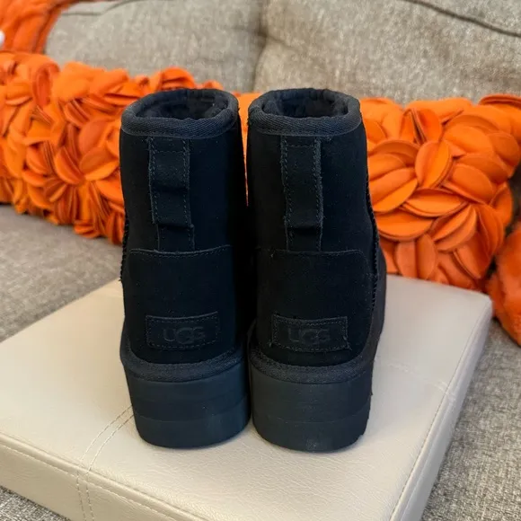 ❣️🆕UGG Black Suede Classic Mini Platform Boots❣️