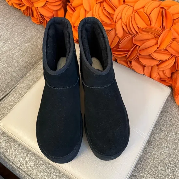 ❣️🆕UGG Black Suede Classic Mini Platform Boots❣️