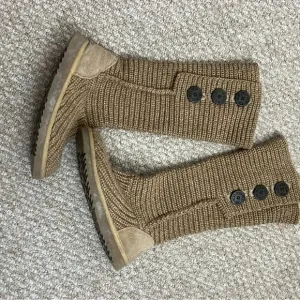 Ugg classic cardy brown boots size 5