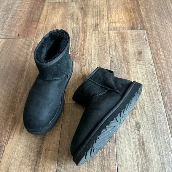 Ugg Classic mini s/n 5854 black suede mini boots size 8