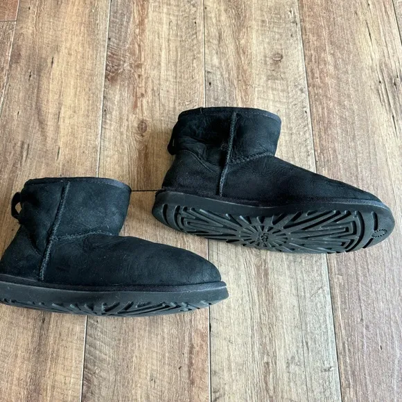 Ugg Classic mini s/n 5854 black suede mini boots size 8