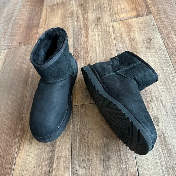 Ugg Classic mini s/n 5854 black suede mini boots size 8