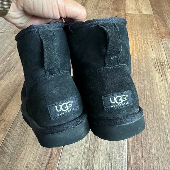 Ugg Classic mini s/n 5854 black suede mini boots size 8