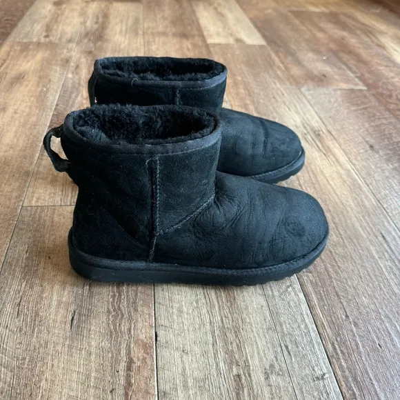 Ugg Classic mini s/n 5854 black suede mini boots size 8
