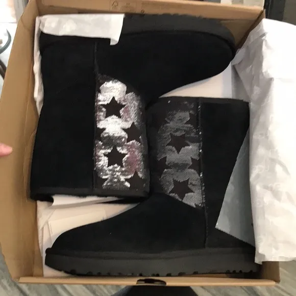 🖤UGG CLASSIC SEQUIN STAR BOOTS SZ 9 BRAND NEW NEVER WORN EXCELLENT CONDITION!