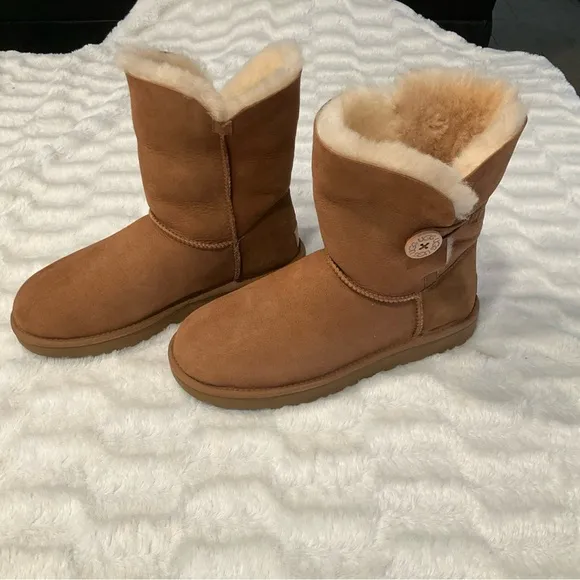 UGG Classic Short Bailey Button Chestnut Suede Sheepskin Boots US 10 Womens