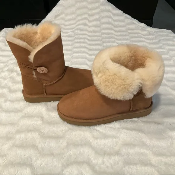 UGG Classic Short Bailey Button Chestnut Suede Sheepskin Boots US 10 Womens