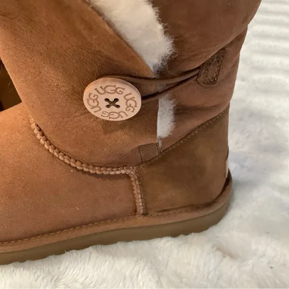UGG Classic Short Bailey Button Chestnut Suede Sheepskin Boots US 10 Womens