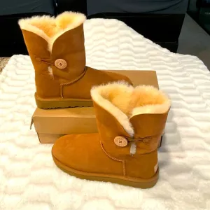 UGG Classic Short Bailey Button Chestnut Suede Sheepskin Boots US 10 Womens