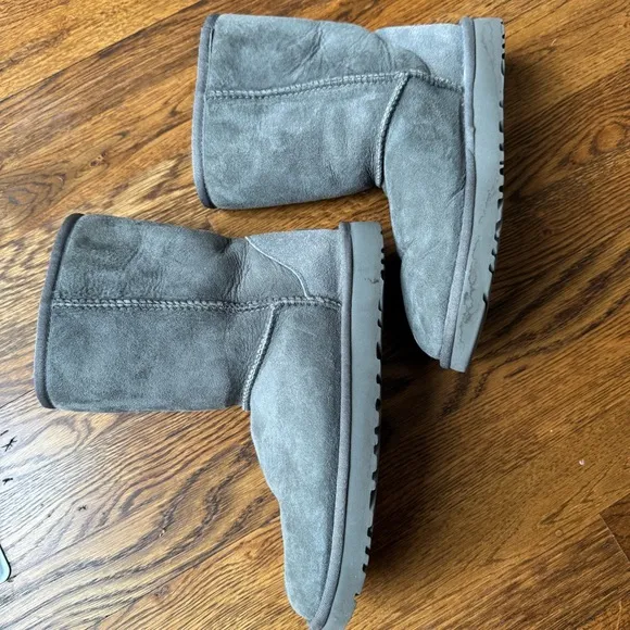 UGG Classic Short Gray Suede Women's Boots, Size 7