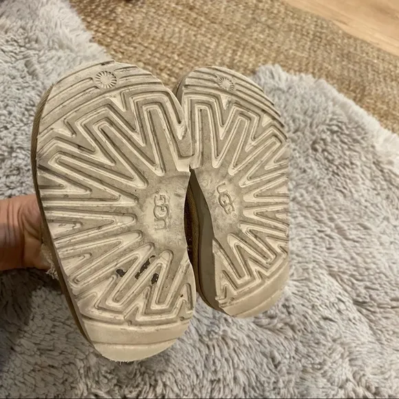 UGG CLASSIC SHORT INFANT BOOTS GOLD 6 GIRLS