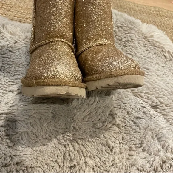 UGG CLASSIC SHORT INFANT BOOTS GOLD 6 GIRLS