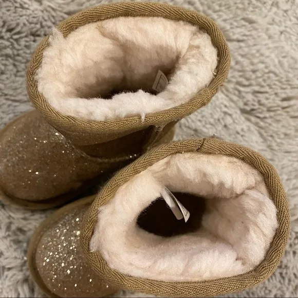 UGG CLASSIC SHORT INFANT BOOTS GOLD 6 GIRLS