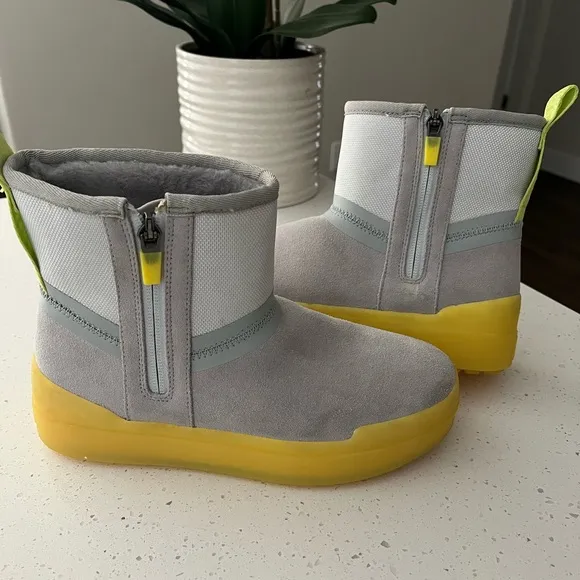 UGG Classic Tech Shearling Lined Mini Boots Size 6