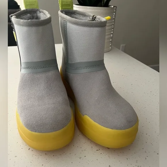 UGG Classic Tech Shearling Lined Mini Boots Size 6