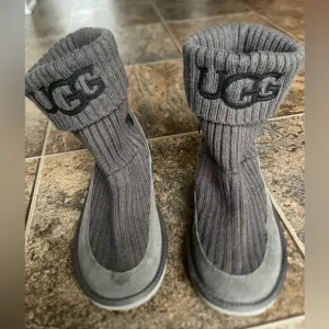 UGG Classic UGG Knit Boots- Charcoal Gray, Kid’s Size 3