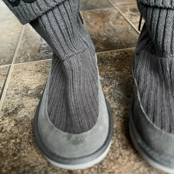 UGG Classic UGG Knit Boots- Charcoal Gray, Kid’s Size 3