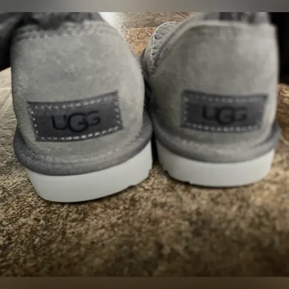 UGG Classic UGG Knit Boots- Charcoal Gray, Kid’s Size 3