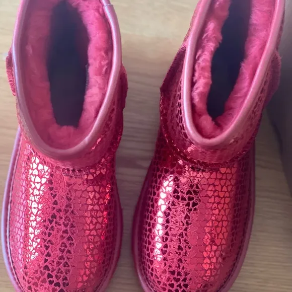 UGG Girls Classic II Gel Hearts Boots NWT (New with Tags) comes with box