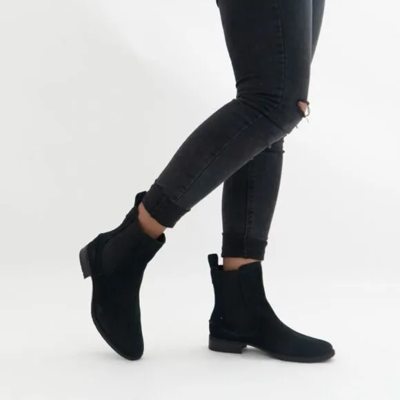 UGG Hillhurst ll Suede Ankle Boots Size 8,5