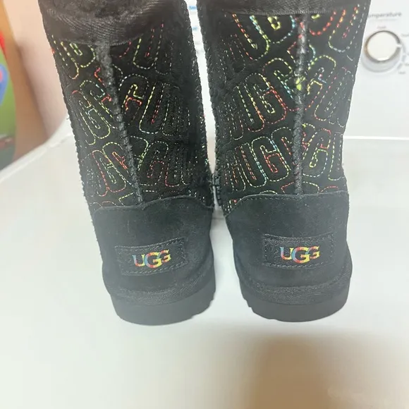 UGG Kids' Classic II Graphic Stitch Boots: Black Youth 1 New No Box
