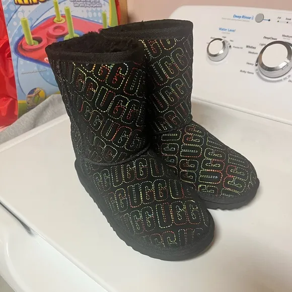 UGG Kids' Classic II Graphic Stitch Boots: Black Youth 1 New No Box