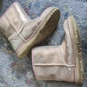 Ugg | Kid's Classic II Metallic Glitter Boots In Pink
