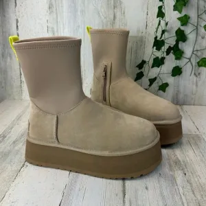 UGG SAND SUEDE CLASSIC DIPPER 2&quot; PLATFORM ANKLE BOOTS, WOMEN US 8