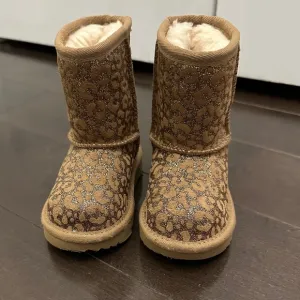 UGG TODDLER GIRLS CLASSIC II GLITTER LEOPARD BOOT