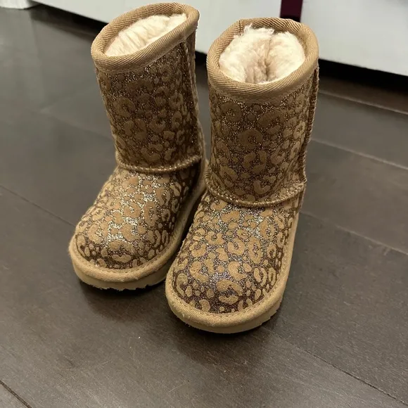 UGG TODDLER GIRLS CLASSIC II GLITTER LEOPARD BOOT